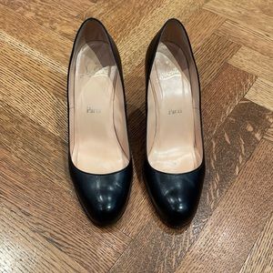 Christian Louboutin black leather round toe pumps